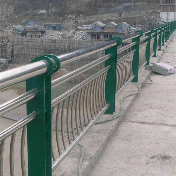 云南高速公路橋梁護(hù)欄安裝